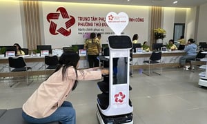 Robot chào đón, hỗ trợ người dân làm thủ tục hành chính tại TP.HCM