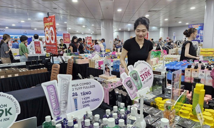Điểm mua sắm rợp cờ đỏ sao vàng, người dân TP.HCM rộn ràng 'săn sale' dịp lễ 2/9