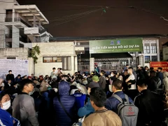 Vật vã thức xuyên đêm chờ nộp hồ sơ mua nhà xã hội ở Hà Nội