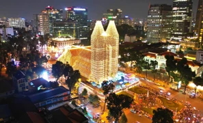 Nhà thờ Đức Bà khoác 1.000 km đèn LED, rực sáng đón Giáng sinh