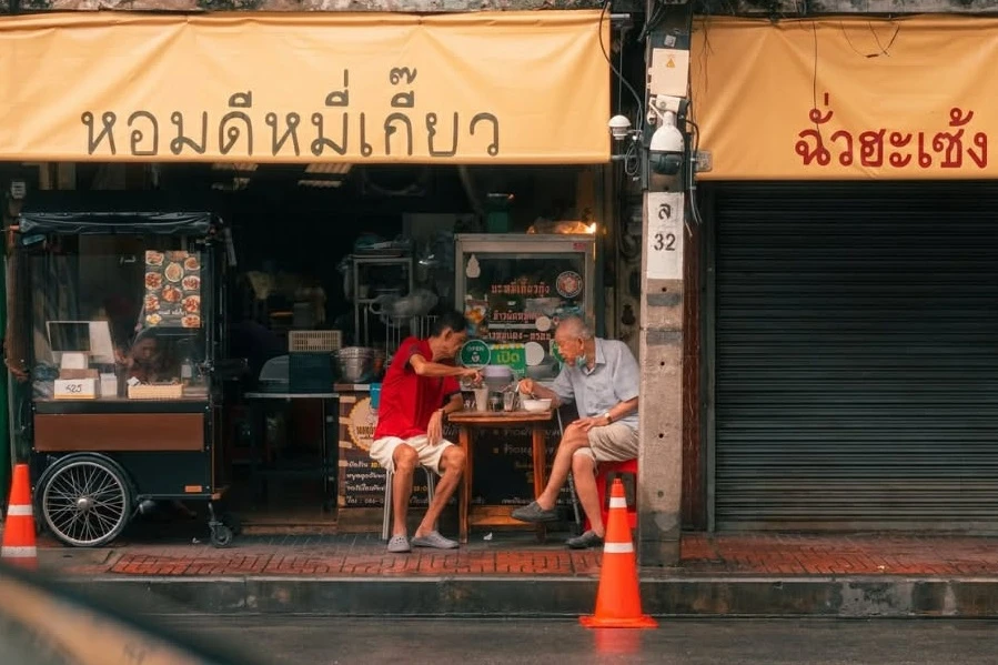 Quán ăn, dịch vụ du lịch châu Á 'thấm đòn' vì giá xăng, dầu
