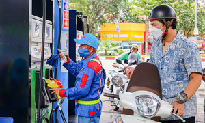 Giá xăng giảm gần 6.000 đồng/lít, xăng RON95 về mức 24.300 đồng