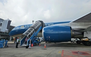 Hàng không, du lịch chật vật giữ khách