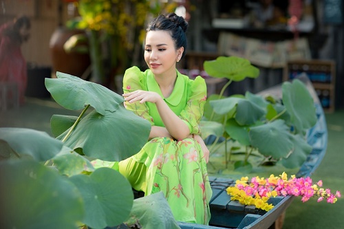 Hoa hậu Châu Ngọc Bích chọn 4 Áo dài rực rỡ diện trong ngày đầu năm Canh Tý