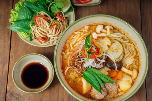 Nhà hàng chay nằm giữa Họ Đạo Chí Hòa Quận Tân Bình