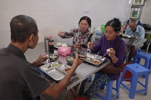 Đong đầy tình người như quán cơm chay Thiên Phước