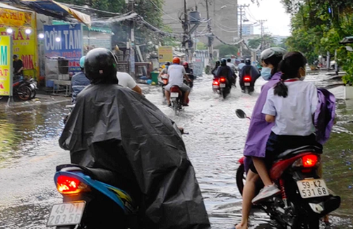 Sau cơn mưa lớn, một số tuyến đường cửa ngõ phía Tây TP HCM lại ngập