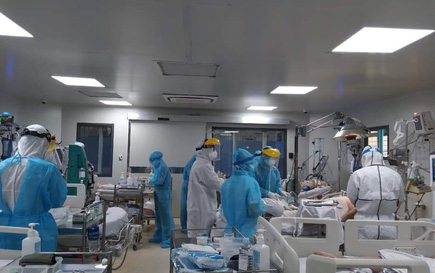 Bên trong bệnh viện bị phong tỏa: Nỗ lực cứu 14 bệnh nhân Covid-19 nguy kịch