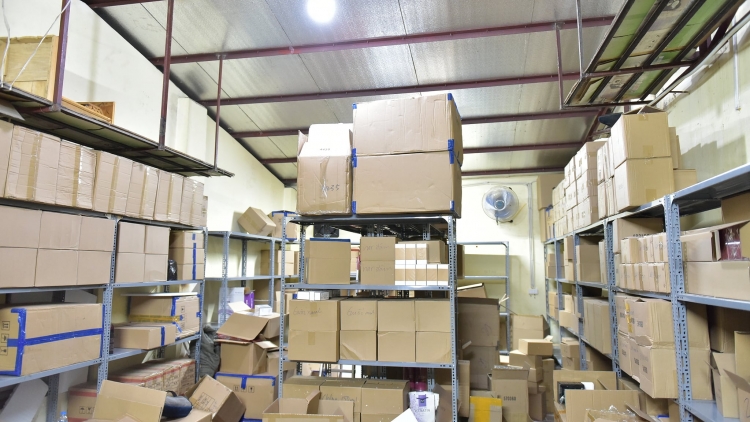 Phát hiện kho mỹ phẩm hàng hiệu 
