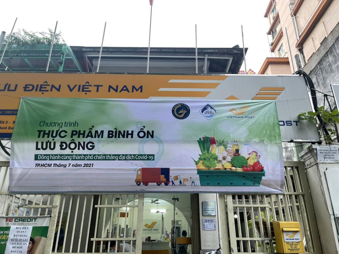 Hàng trăm bưu điện tại TP HCM bán thêm rau củ giá bình ổn thị trường