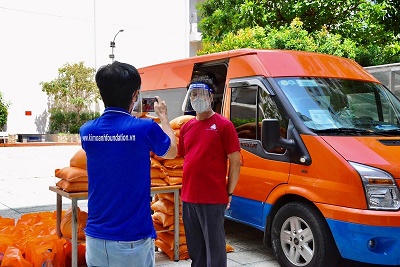 QUỸ TỪ THIỆN KIM OANH TẶNG GẠO, THỰC PHẨM CHO TRẺ MỒ CÔI VÀ SINH VIÊN XA QUÊ
