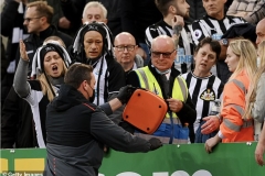Cổ động viên đột quỵ, trận Newcastle vs Tottenham bị tạm dừng