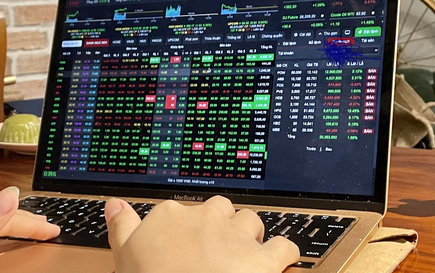 Chứng khoán ngày 19-10: Tiếp tục thử thách trước đỉnh 1.400 điểm
