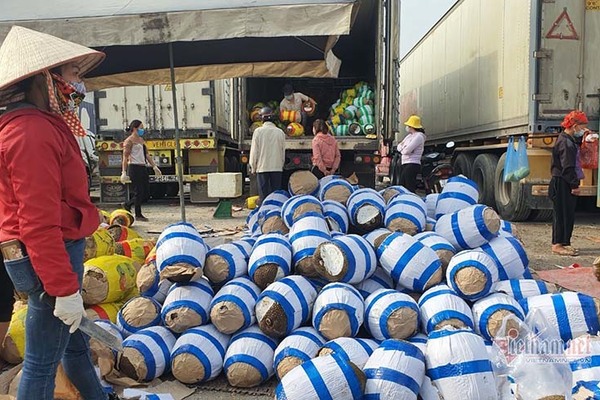 Buôn hàng tiểu ngạch sang Trung Quốc: Dân trong nghề tiết lộ sự thật