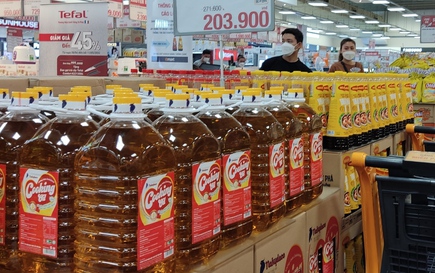 Giá xăng tăng, chi tiêu thêm gánh nặng