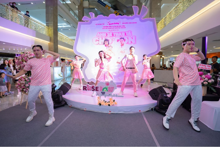 Dàn siêu mẫu lộng lẫy tham dự họp báo ra mắt MV “Anh sẽ thay tã cho con” của Lê Chánh Tín