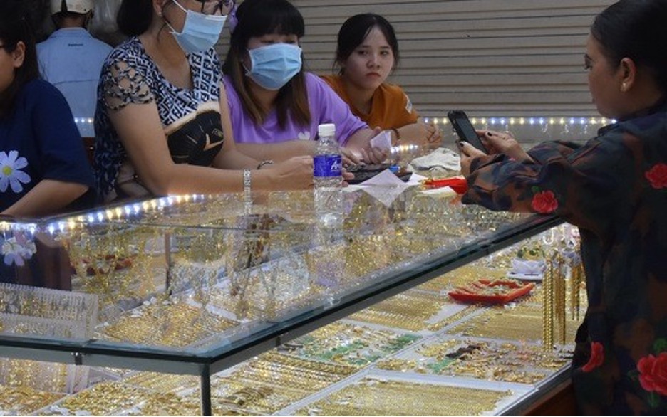 Giá vàng hôm nay 13-9: Đồng USD lao dốc, vàng bật tăng