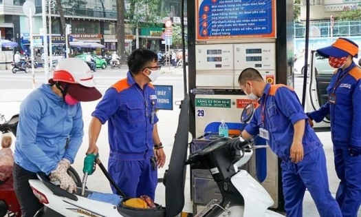 Nhập khẩu xăng dầu tăng vọt, người dân thoải mái nhiên liệu đi hết Tết