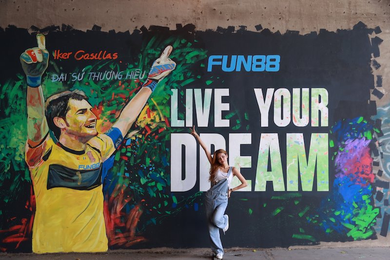 Casillas “trở lại” với bóng đá, Fans Việt nô nức checkin cùng thần tượng