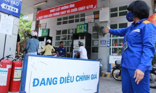 Giá xăng ngày mai có thể tăng mạnh, xăng RON95 vượt mốc 23.000 đồng/lít