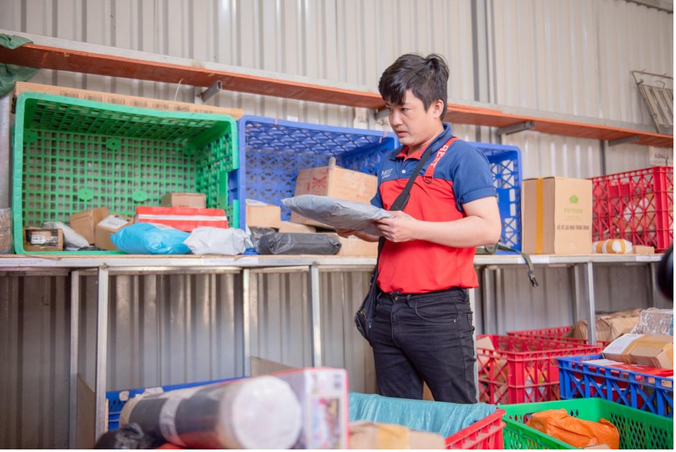 Shipper BEST Express tất bật phục vụ khách ngày giáp Tết