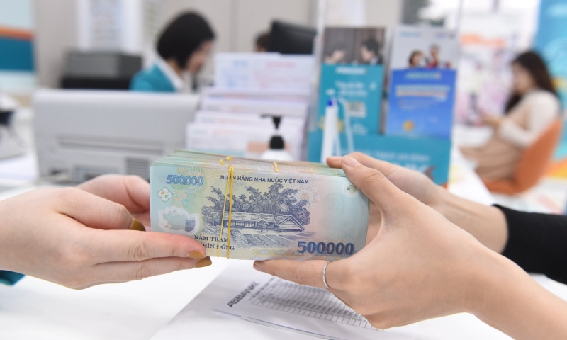 Từ hôm nay, ngân hàng đồng loạt giảm lãi suất huy động 0,2 - 0,5%/năm