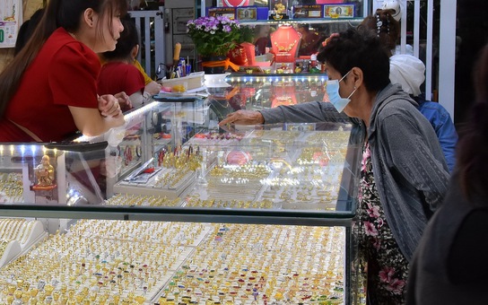 Giá vàng hôm nay 23-3: Tăng dữ dội sau tin Mỹ không còn liên tục tăng lãi suất