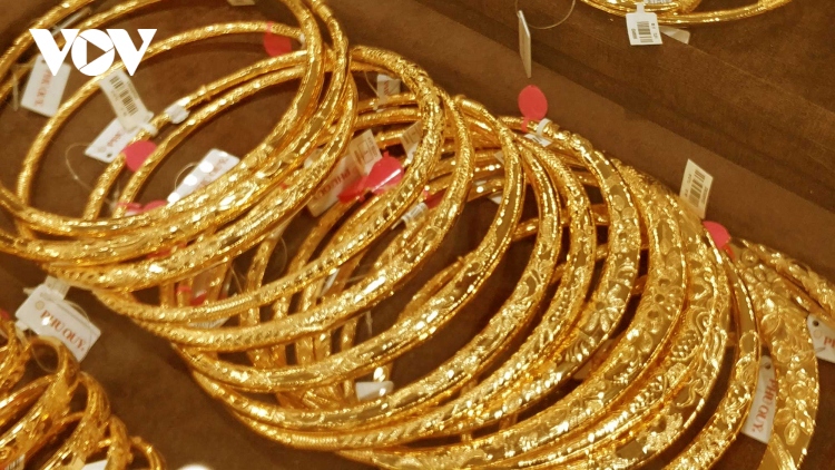 Giá vàng trong nước và thế giới cùng bật tăng, chênh lệch thu hẹp