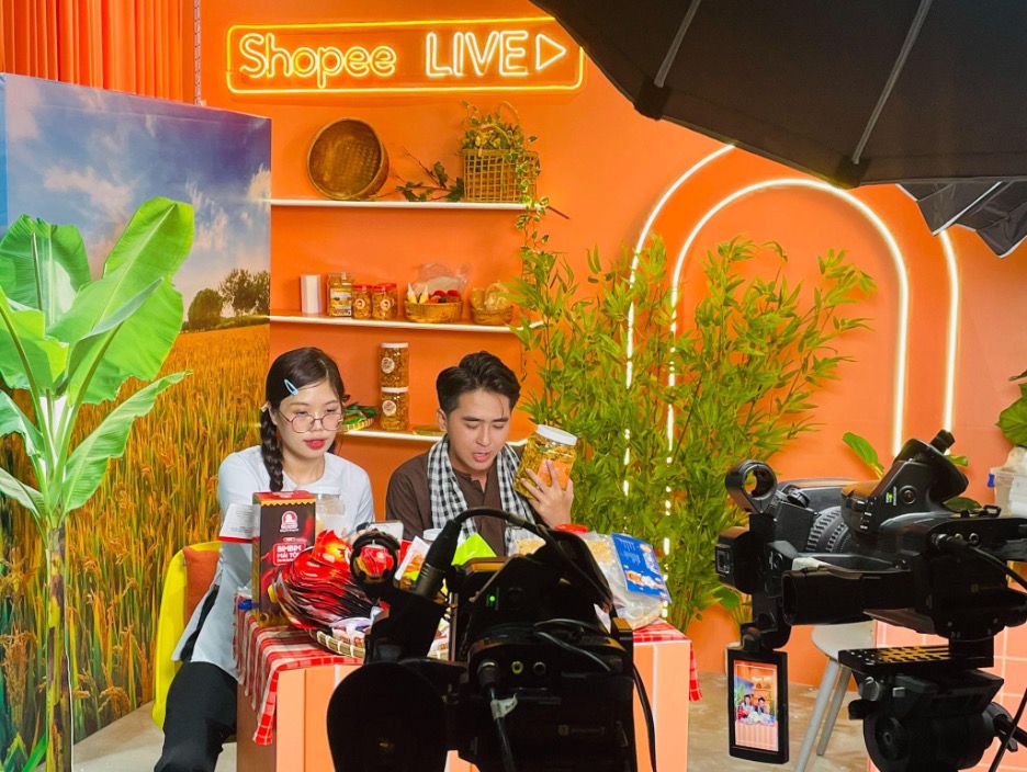 Lượng đơn hàng bán qua Shopee Live tăng mạnh gấp 99 lần trong hai giờ đầu tiên của ngày 11.11*