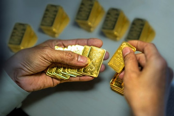 Vàng SJC cao hơn thế giới hơn chục triệu đồng/lượng, đến lúc bỏ độc quyền?