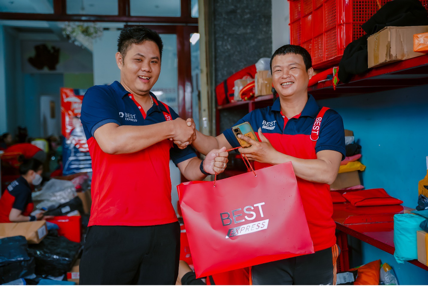 Gần 2,500 vật tư hoạt động được BEST trao đến shipper miền Nam