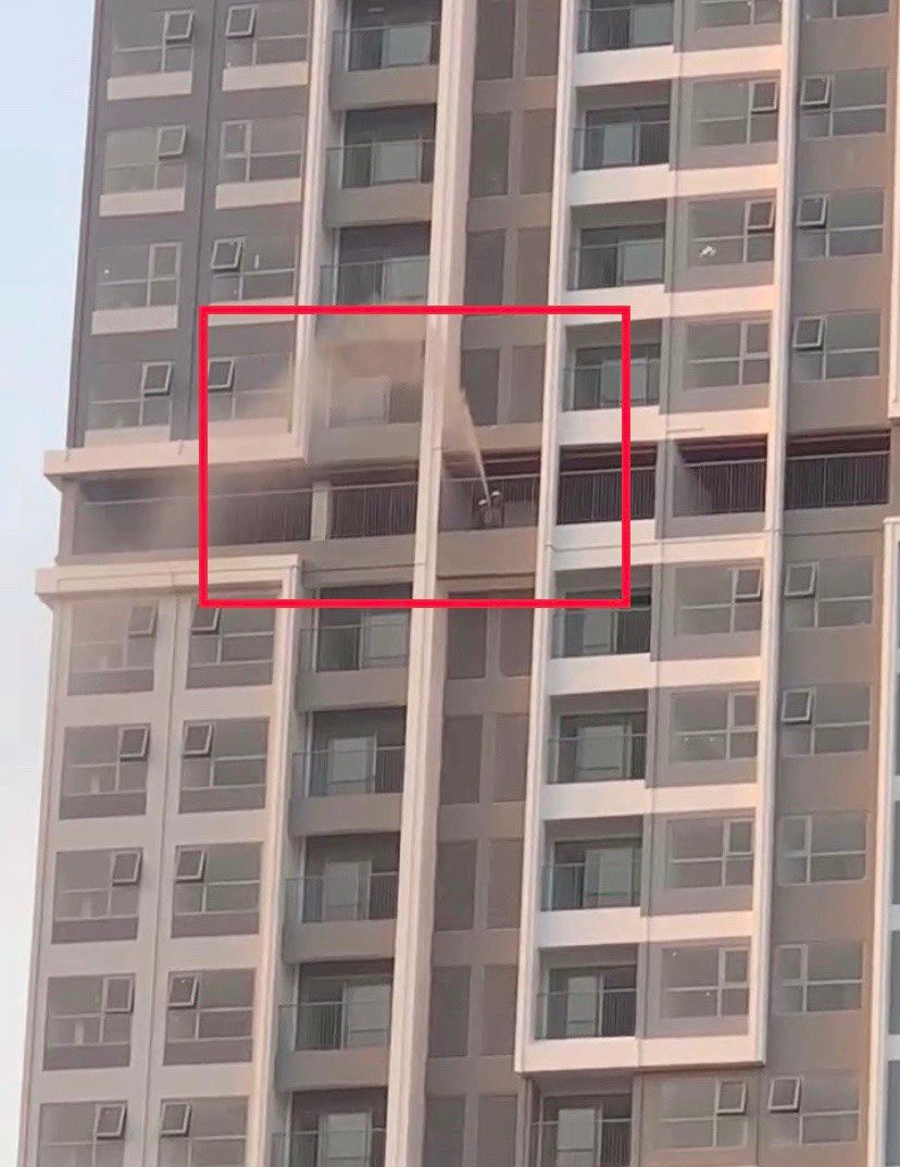 Bụi công trình vô tư xả xuống đầu cư dân